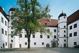 Bild: Schloss H&ouml;chst&auml;dt, Innenhof