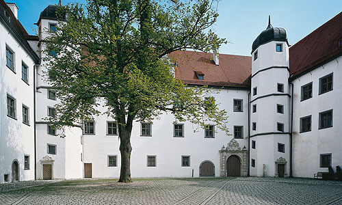 external link to the palace courtyard