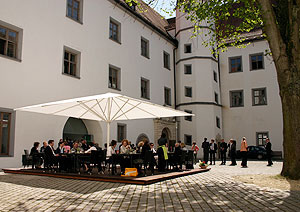 Bild: Schlosshof mit Café
